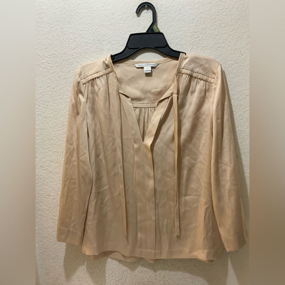 Diane Von Furstenberg Women's Sz 8 Silk Beige Blouse‎
